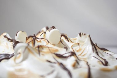 Marshmallow ile beyaz kremayı kapat.