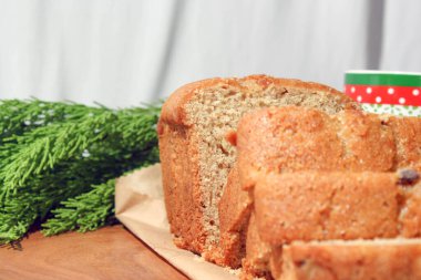 Kağıt üzerinde muzlu pasta ve çam ağacı