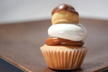 Kremalı küçük kek ve çikolatalı profiterol.