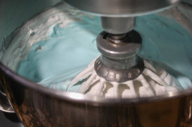 Karıştırıcı makinesinde krema hazırlama