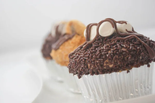 Cupcake Con Cioccolato Sfondo Bianco — Foto Stock