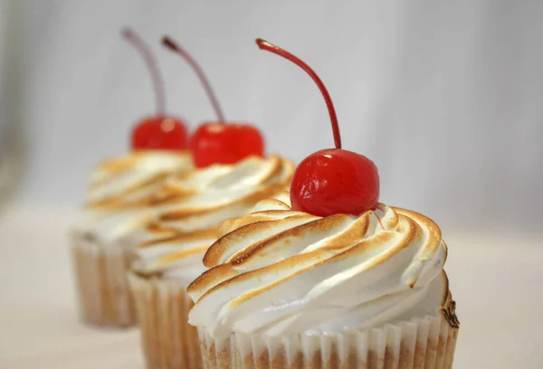 Cupcake Vicino Con Meringa Bruciata — Foto Stock