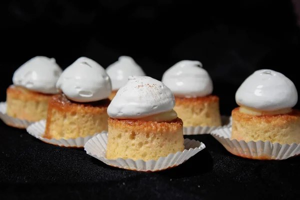 Mini Quesillo Con Meringa Bianca — Foto Stock