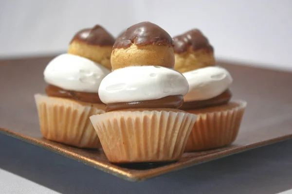 Piccoli Cupcake Con Meringa Profiteroles Cioccolato — Foto Stock