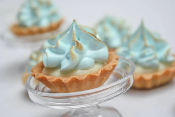 Mini Torta Limone Con Meringa Blu — Foto Stock