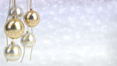 Altın ve gümüş Noel topları bokeh arka plan ile. Sorunsuz döngü. 3D render