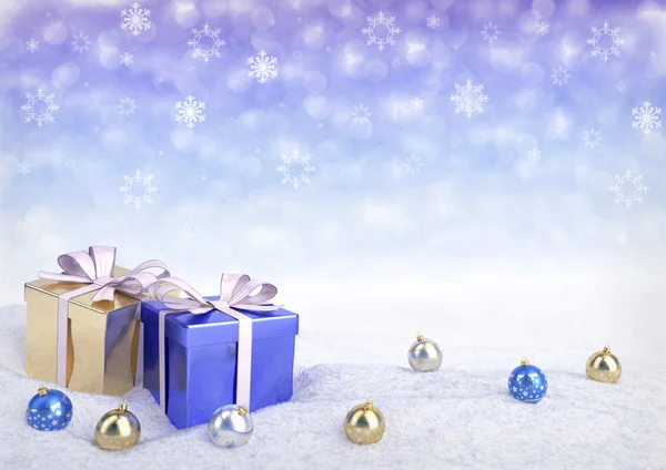 Weihnachtsgeschenkboxen und Kugeln auf Schnee. 3D-Render — Stockfoto