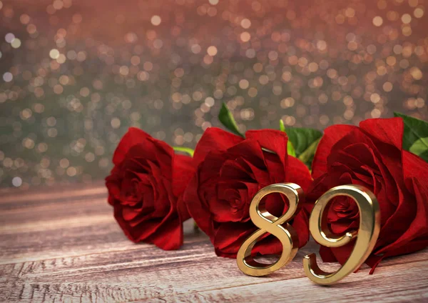 Concetto di compleanno con rose rosse sulla scrivania in legno — Foto Stock