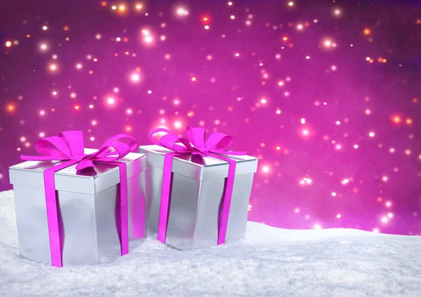 Regalos de Navidad en nieve sobre fondo rosa bokeh. Renderizado 3D . —  Fotos de Stock