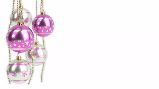 Argento e rosa palle di Natale isolato su bianco. Rendering 3D. anello senza giunte — Video Stock