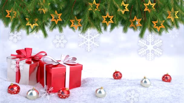 Weihnachtsgeschenkboxen und Kugeln auf Schnee. nahtlose Schleife — Stockvideo