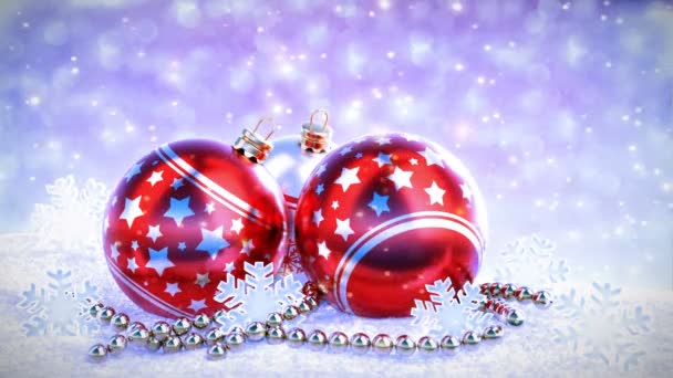 Червоні та срібні різдвяні кульки на снігу з блискучим фоном боке. Безшовна петля. 3D візуалізація — стокове відео