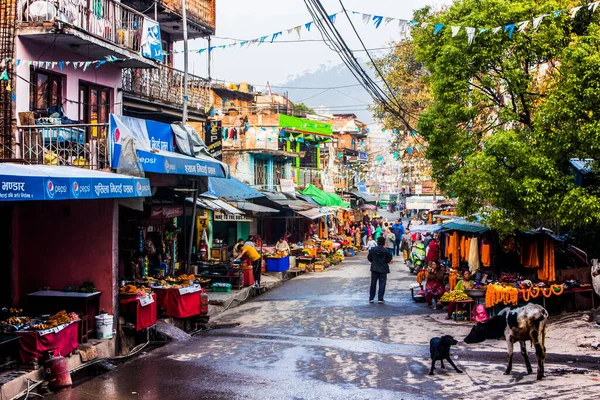 Budhanilkantha Nath, Katmandu, Nepal 'deki pazar caddesi.