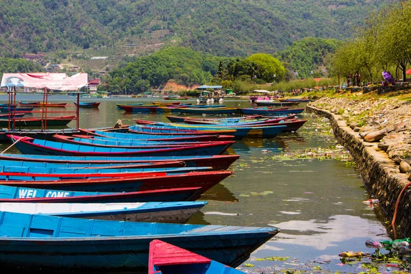 Nepal, Phewa Pokhara gölünde tekneler