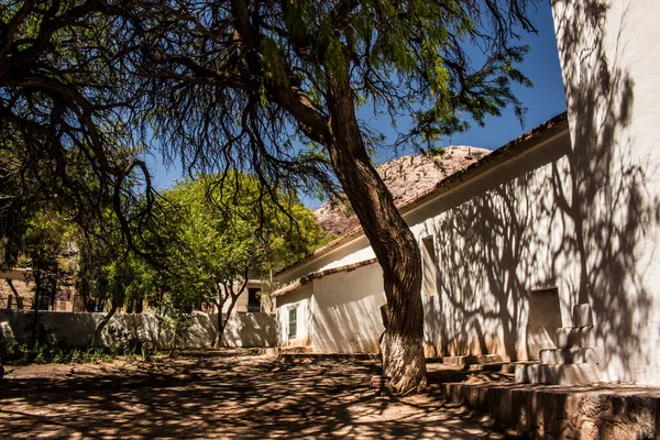 Quebrada Humahuaca, Arjantin 'deki bir köyde bir kilisenin bahçesi.