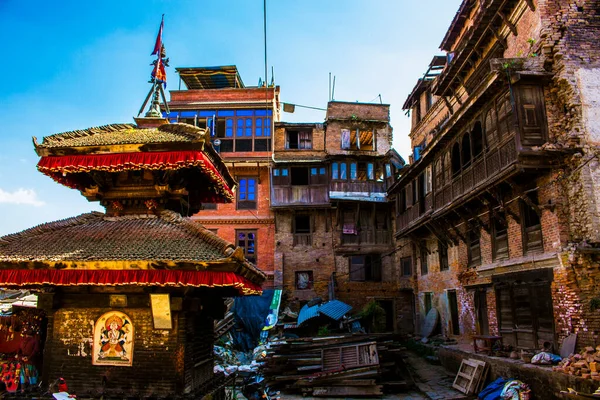 Hala deprem, Bhaktapur, Nepal ve Bhaktapur 'dan etkilenen tapınak ve eğim evleri