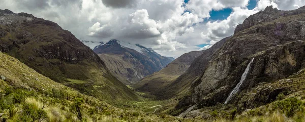 Панорама Гірського Водоспадного Ландшафту Уараз Перу — стокове фото