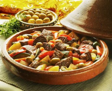 Tipik bir sebze ve zeytinli sığır eti yahnisi.