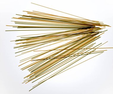 Beyaz arkaplanda çok renkli çiğ spagetti.