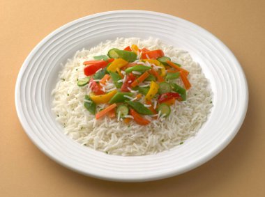 pirinç, salatalık, biber ve dilimlenmiş havuç..