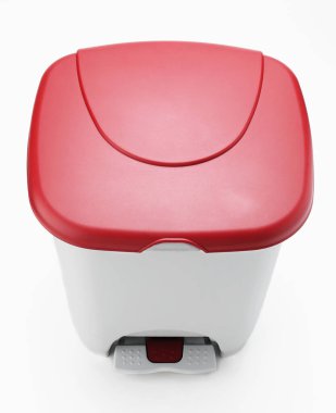 Pedallı çöp kutusu ve beyaz arkaplan üzerinde kırmızı kapak görünümü