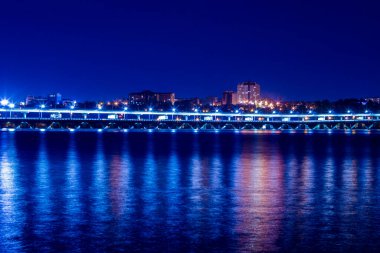 VORONEZH RUSSIA - 2 Mayıs 2020: Kuzey Köprüsü manzarası. Mavi gece teması