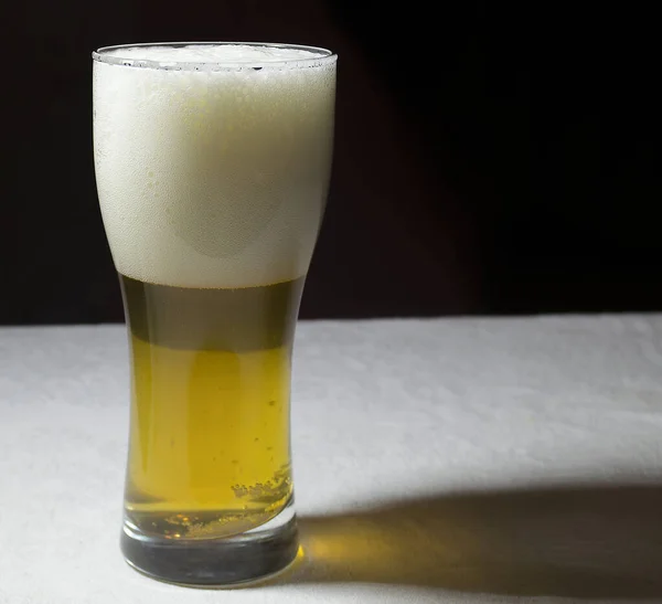 Caneca Cerveja Fundo Escuro Com Espuma — Fotografia de Stock