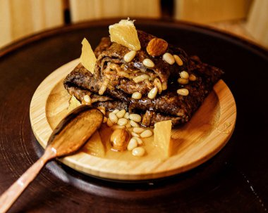 Elma ve ballı krep.