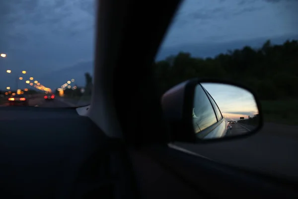 Pohled na provoz z okna auta v prachu — Stock fotografie