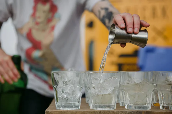 酒保把烈酒从雪茄里倒入杯子里.酒保，酒保. 免版税图库图片