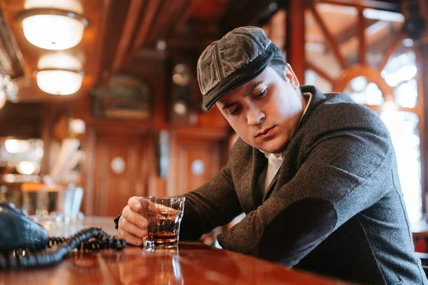 Joven Con Sombrero Está Sentado Bar Una Cafetería Bebiendo Whisky — Foto de Stock
