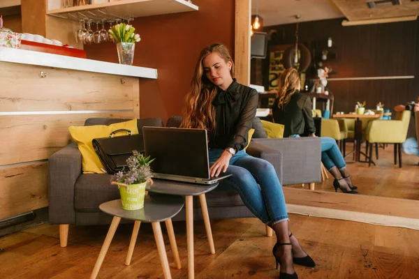 Una Hermosa Joven Mujer Negocios Caucásica Está Sentada Café Bebiendo — Foto de Stock