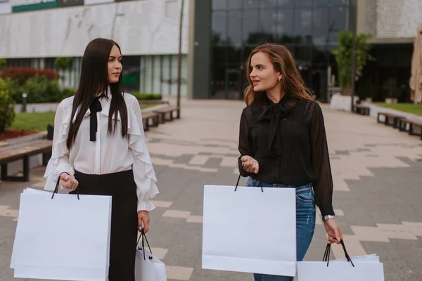 Két Gyönyörű Kaukázusi Lány Táskákkal Bevásárlóközpont Előtt Vásárlás Szépség — Stock Fotó