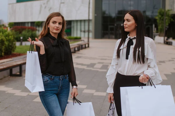 Két Gyönyörű Kaukázusi Lány Táskákkal Bevásárlóközpont Előtt Vásárlás Szépség — Stock Fotó