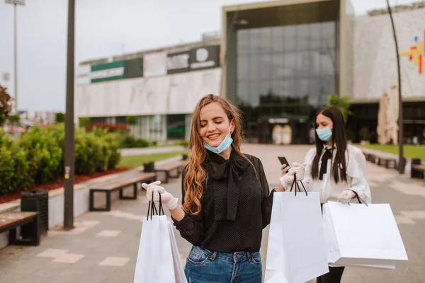 Twee Prachtige Kaukasische Vrouwen Met Maskers Handschoenen Staan Voor Het — Stockfoto