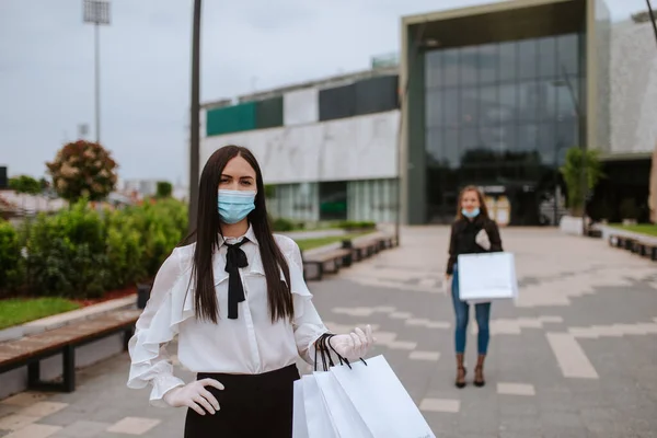 Két Gyönyörű Maszkos Kesztyűs Kaukázusi Áll Bevásárlóközpont Előtt Táskákkal Vásárlás — Stock Fotó