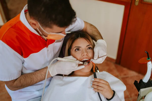 Genç Dişçi Dişlerini Incelerken Güzel Beyaz Bir Kadın Dişçinin Ofisinde — Stok fotoğraf