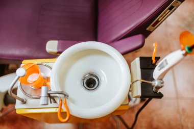 Üst manzara ofisteki dişçi masasının ve sandalyenin yanında.