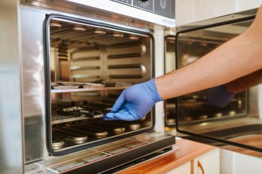 Enstrümanları çıkarırken dişçinin ellerini kapat.