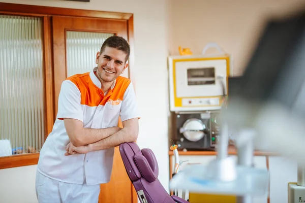 Porträtt Ung Kaukasisk Tandläkare Tandläkarmottagning — Stockfoto