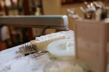 Diş muayenehanesindeki aletleri kapatın.