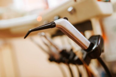 Diş muayenehanesindeki aletleri kapatın.