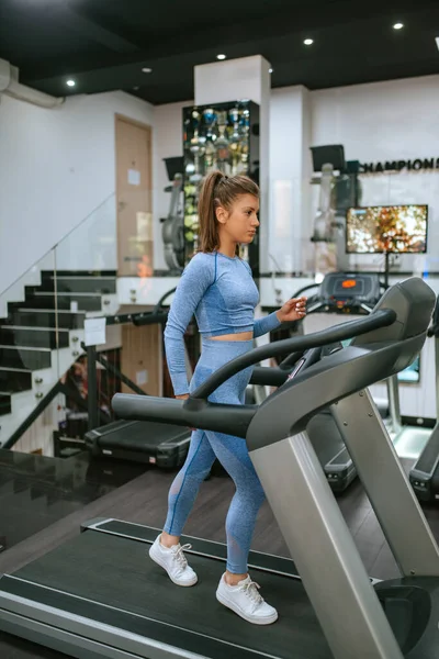 Beautiful Young Caucasian Girl Running Gym Treadmill — Stock Photo, Image