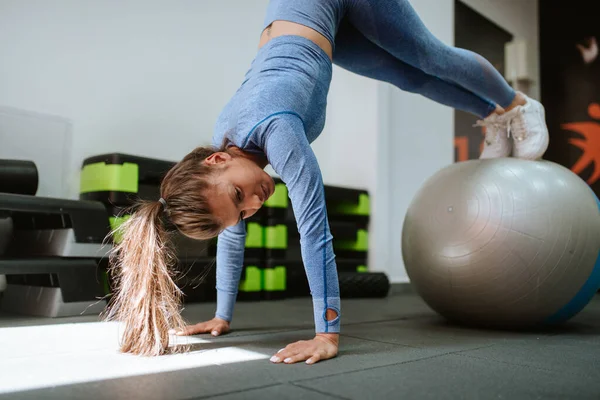 Mujer Atlética Con Pelota Gimnasio — Foto de Stock