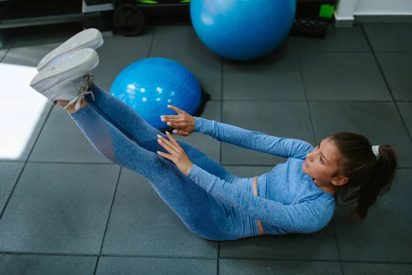 Hermosa Joven Haciendo Ejercicio Fitness — Foto de Stock