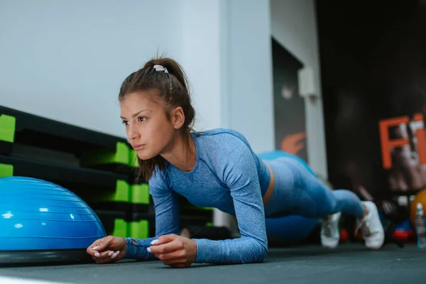 Hermosa Mujer Ropa Deportiva Haciendo Tablón — Foto de Stock