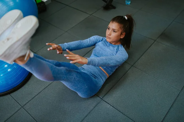 Hermosa Joven Haciendo Ejercicio Fitness — Foto de Stock