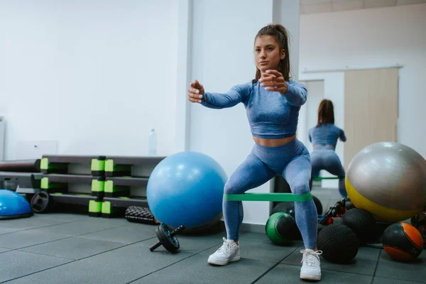 Femme Sportive Dans Les Vêtements Mode Accroupi Avec Bande — Photo