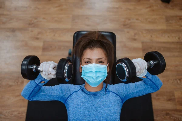 Young Beautiful Caucasian Woman Protective Masks Gym Weights — Stock Photo, Image