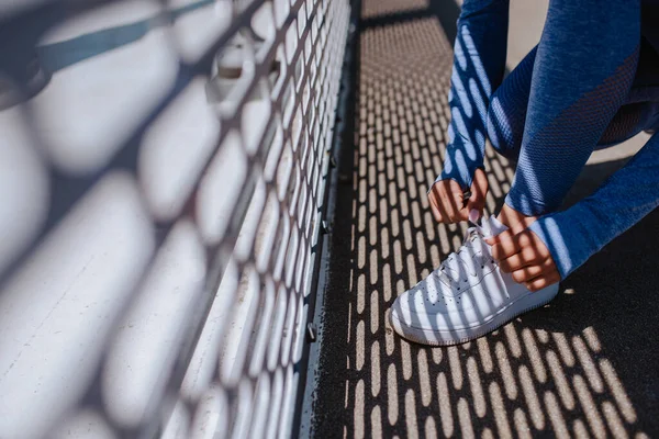 Chica Equipo Deportivo Azul Atando Cordones Puente — Foto de Stock